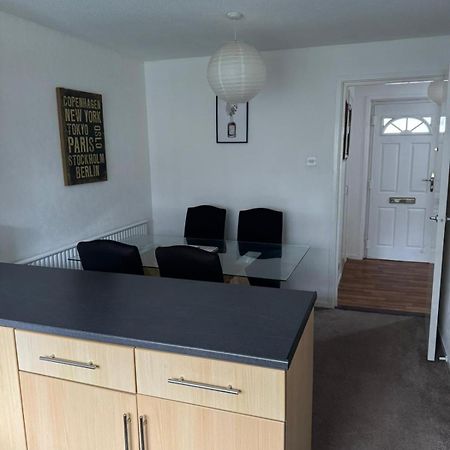 Large 2 Bedroom House Wombridge ภายนอก รูปภาพ