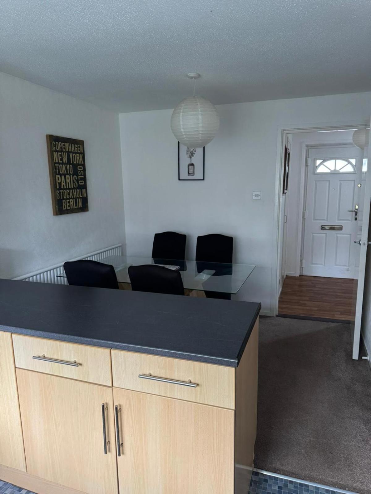 Large 2 Bedroom House Wombridge ภายนอก รูปภาพ