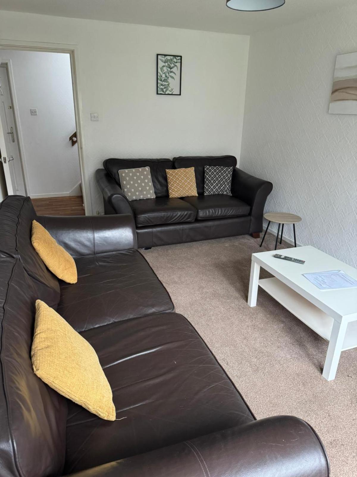 Large 2 Bedroom House Wombridge ภายนอก รูปภาพ