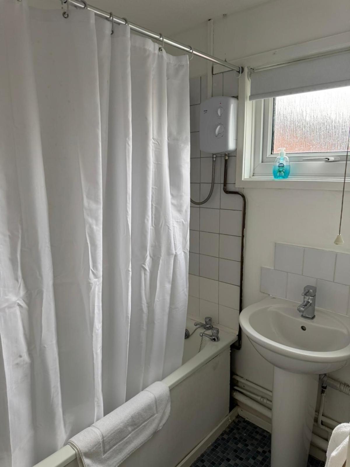 Large 2 Bedroom House Wombridge ภายนอก รูปภาพ