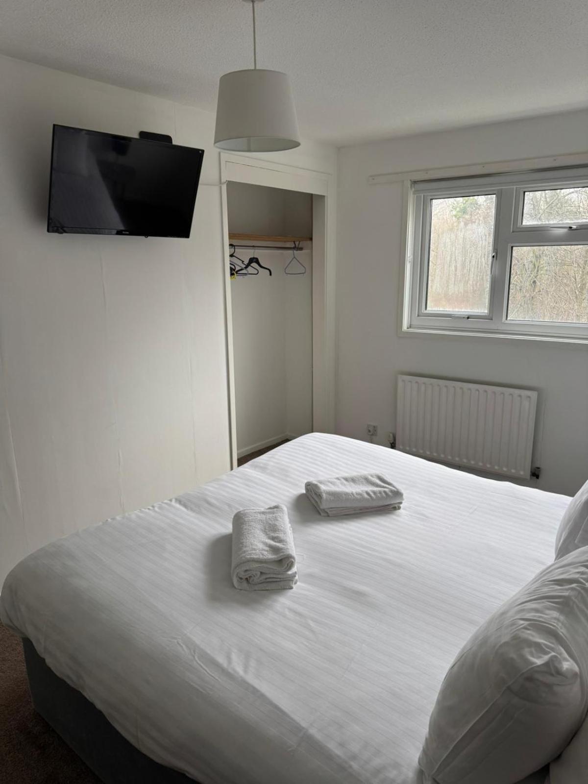 Large 2 Bedroom House Wombridge ภายนอก รูปภาพ