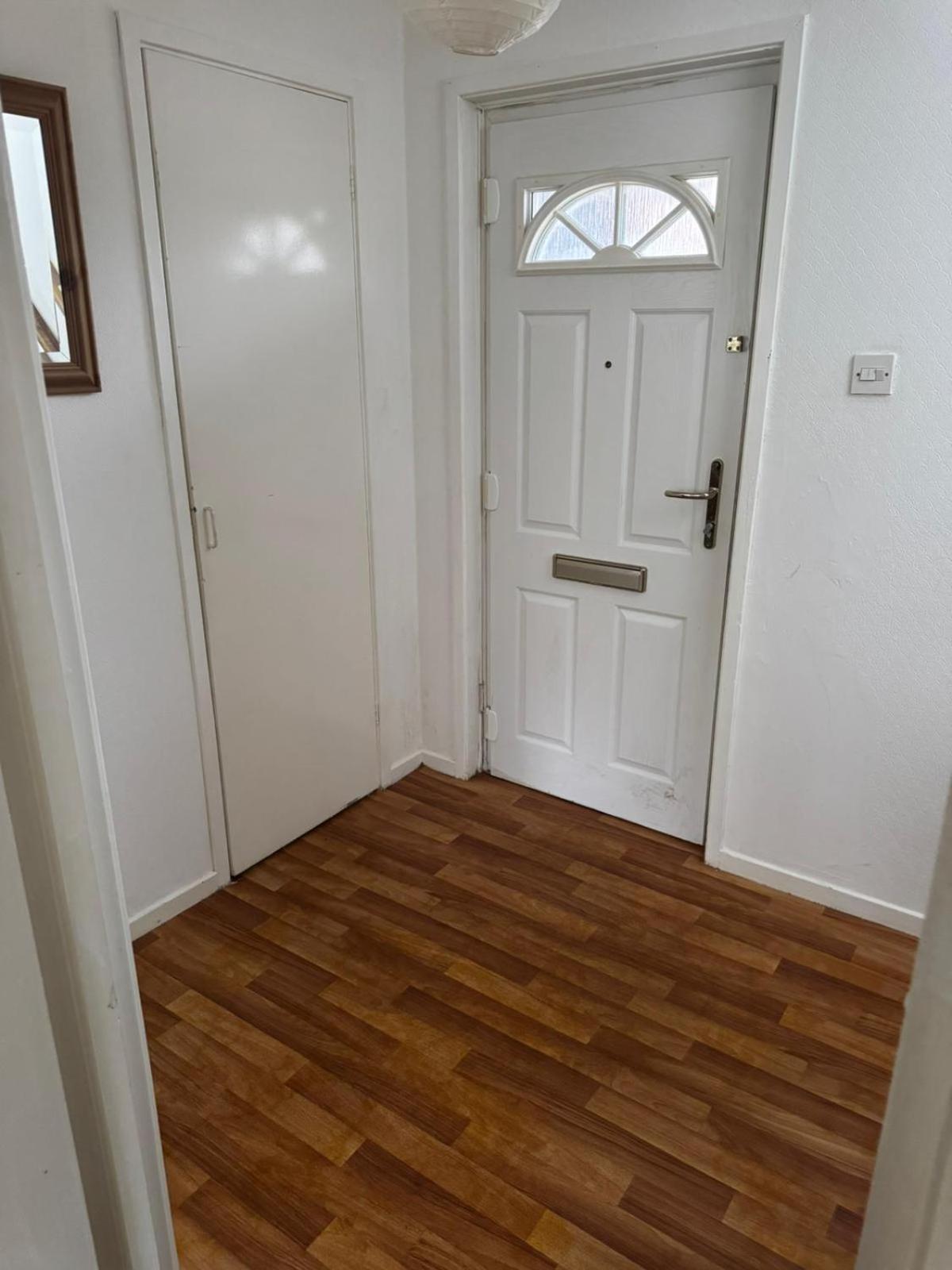 Large 2 Bedroom House Wombridge ภายนอก รูปภาพ