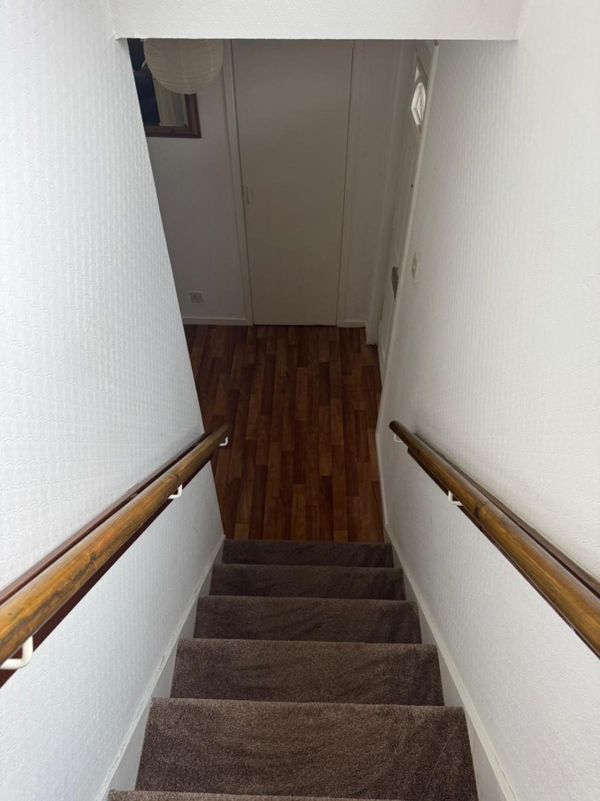 Large 2 Bedroom House Wombridge ภายนอก รูปภาพ