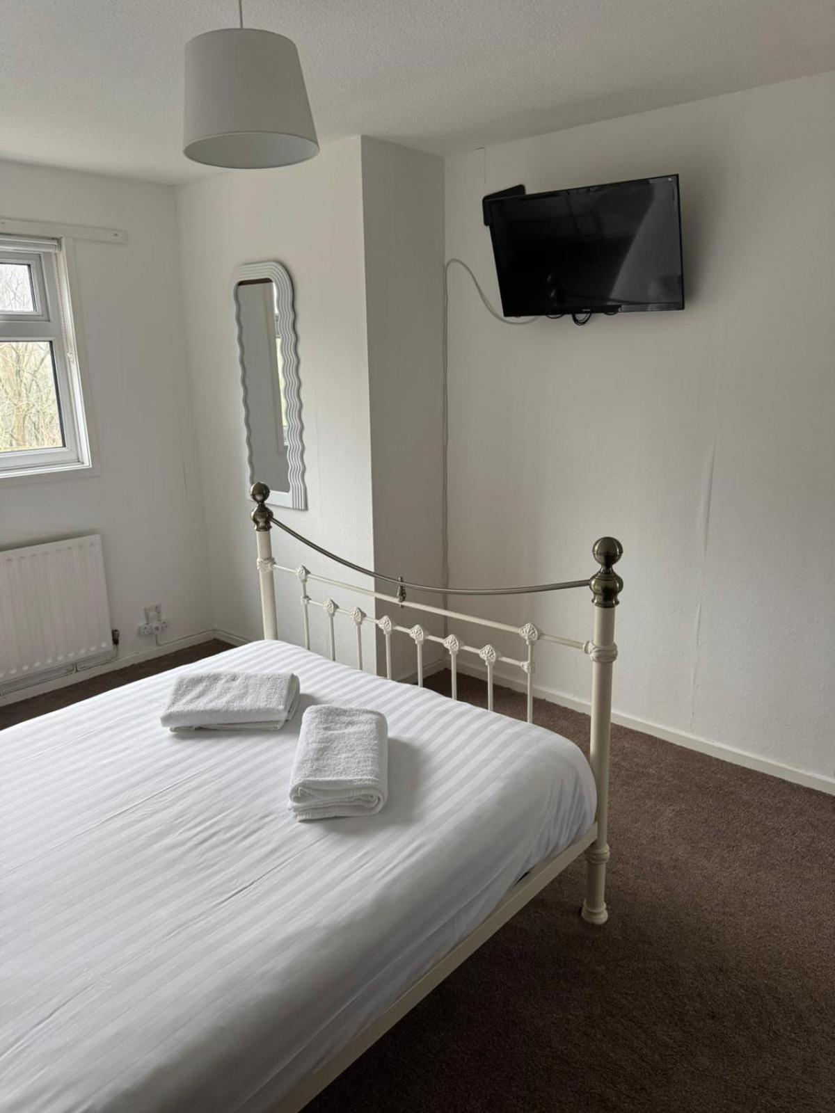 Large 2 Bedroom House Wombridge ภายนอก รูปภาพ